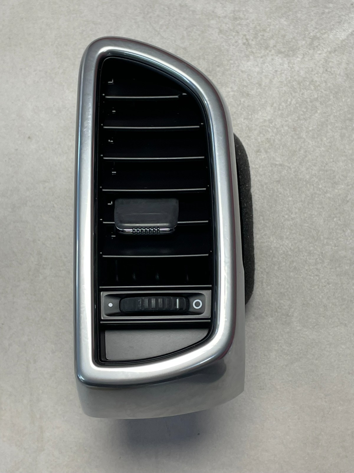 PORSCHE CAYENNE 7P5 LÜFTUNGS SCHLITZE ARMATURENBRETT LINKS VORN 7P5819703A ORIG.