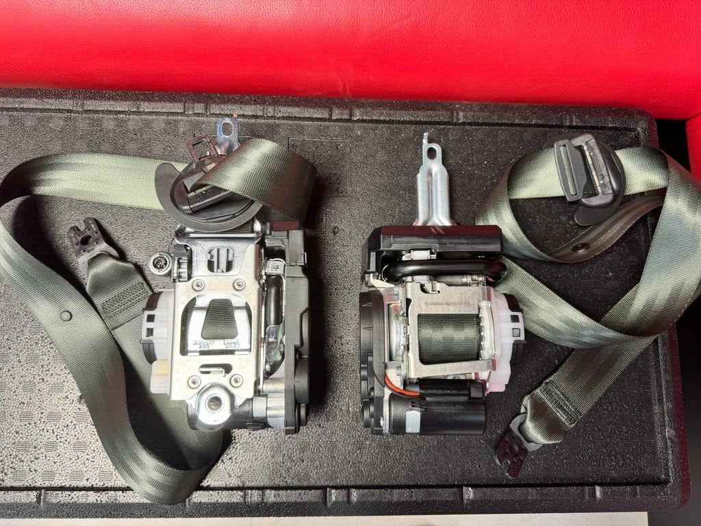 PORSCHE CAYENNE SICHERHEITS GURTEN SEATBELTS 9Y0857705L - 9Y0857706L -ORIG.NEU