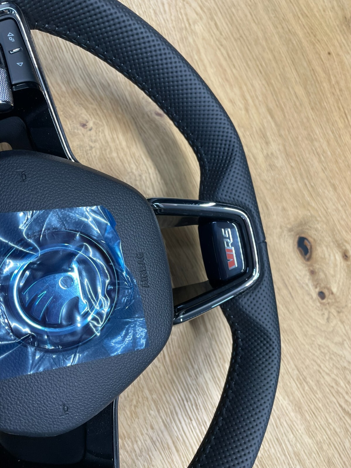 ŠKODA LENKRAD LEDER SPORT TIPTRONIC MIT RS LOGO COMPLET 5E3419093P + 6VA880201 - Obrázek 13