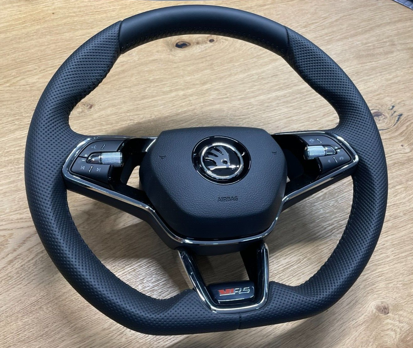 ŠKODA LENKRAD LEDER SPORT TIPTRONIC MIT RS LOGO COMPLET 5E3419093P + 6VA880201 - Obrázek 10