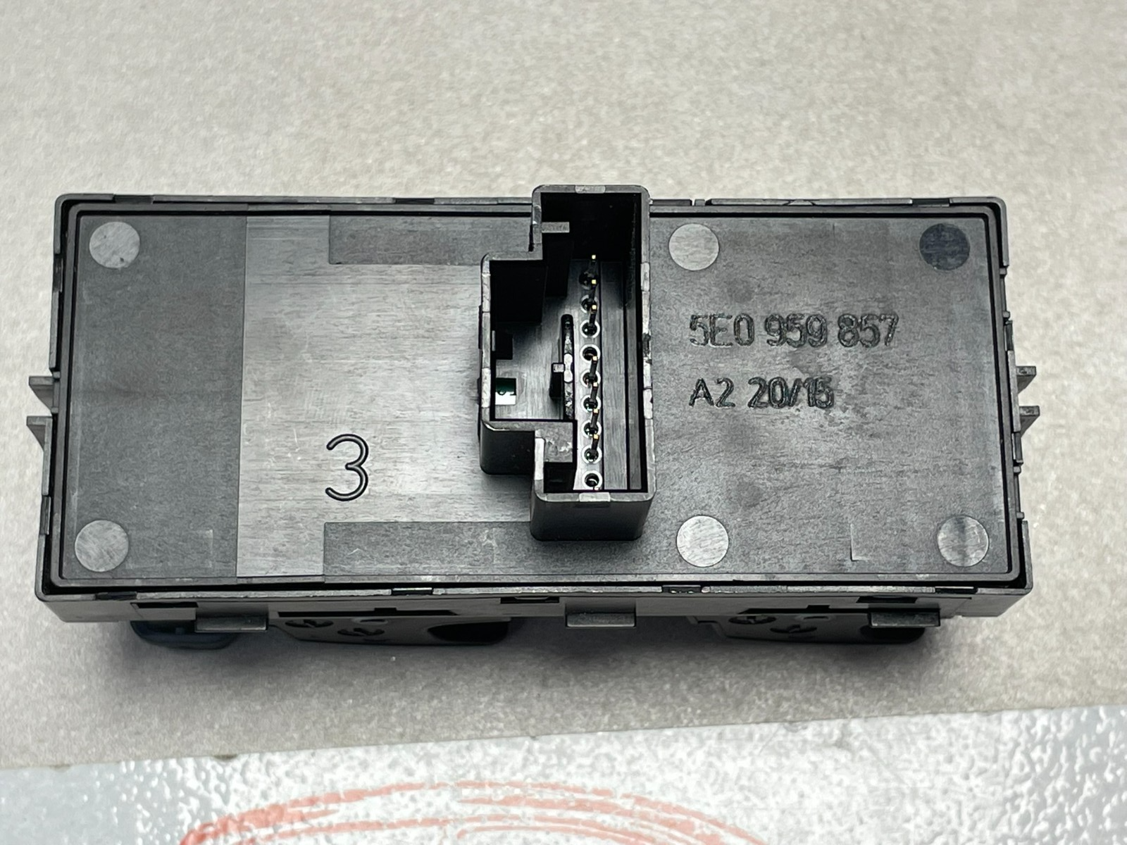 ŠKODA OCTAVIA III FENSTERHEBER SCHALTER ELEKTRISCH FAHRER 5E0959857 ORIG.ŠKODA - Obrázek 3