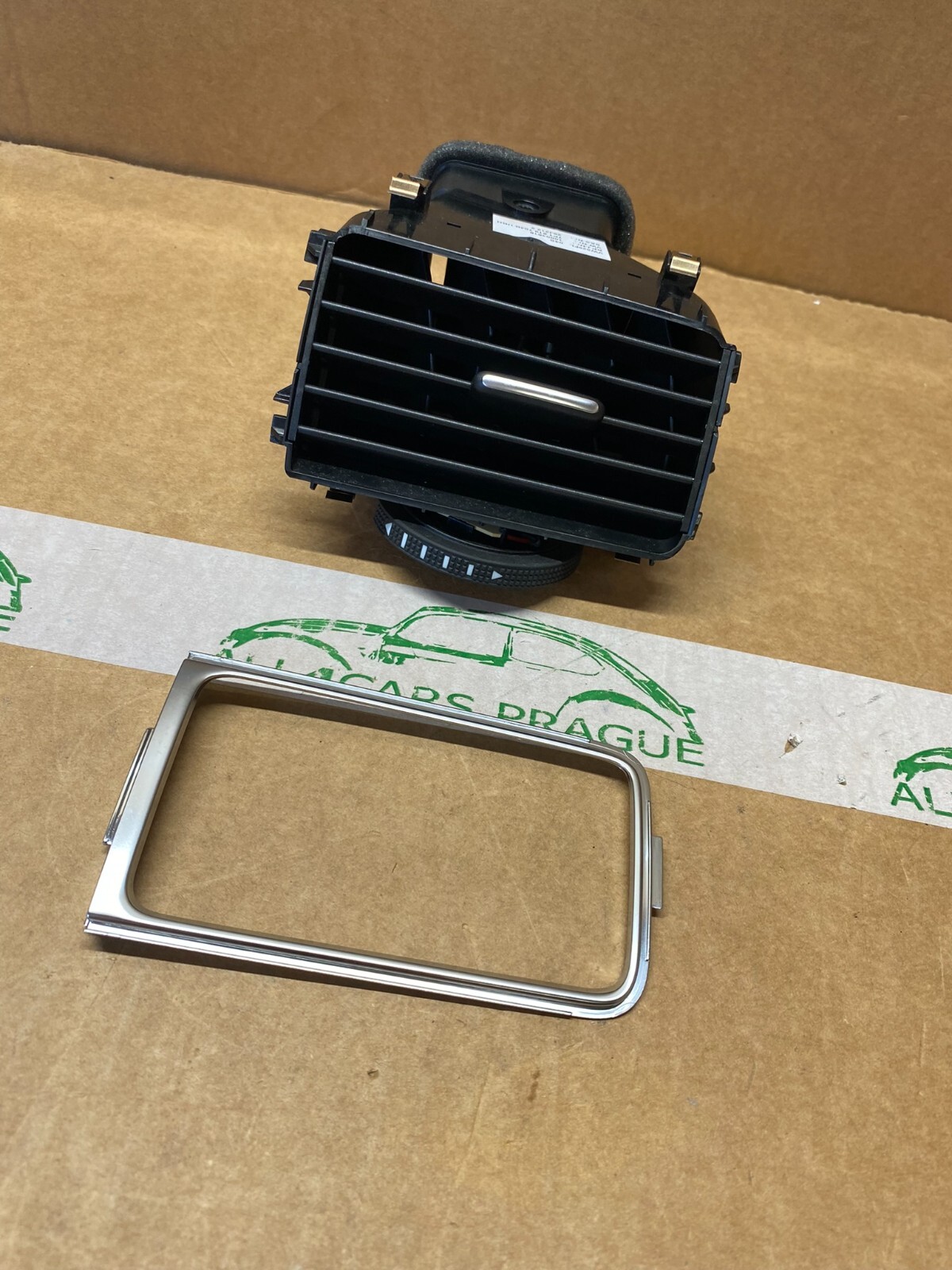 VW TOUAREG AUSSTRÖMER SCHWARZ MITTE RECHTS SATINSCHWARZ 7P1819704B UBN ORIG.NEU! - Obrázek 3