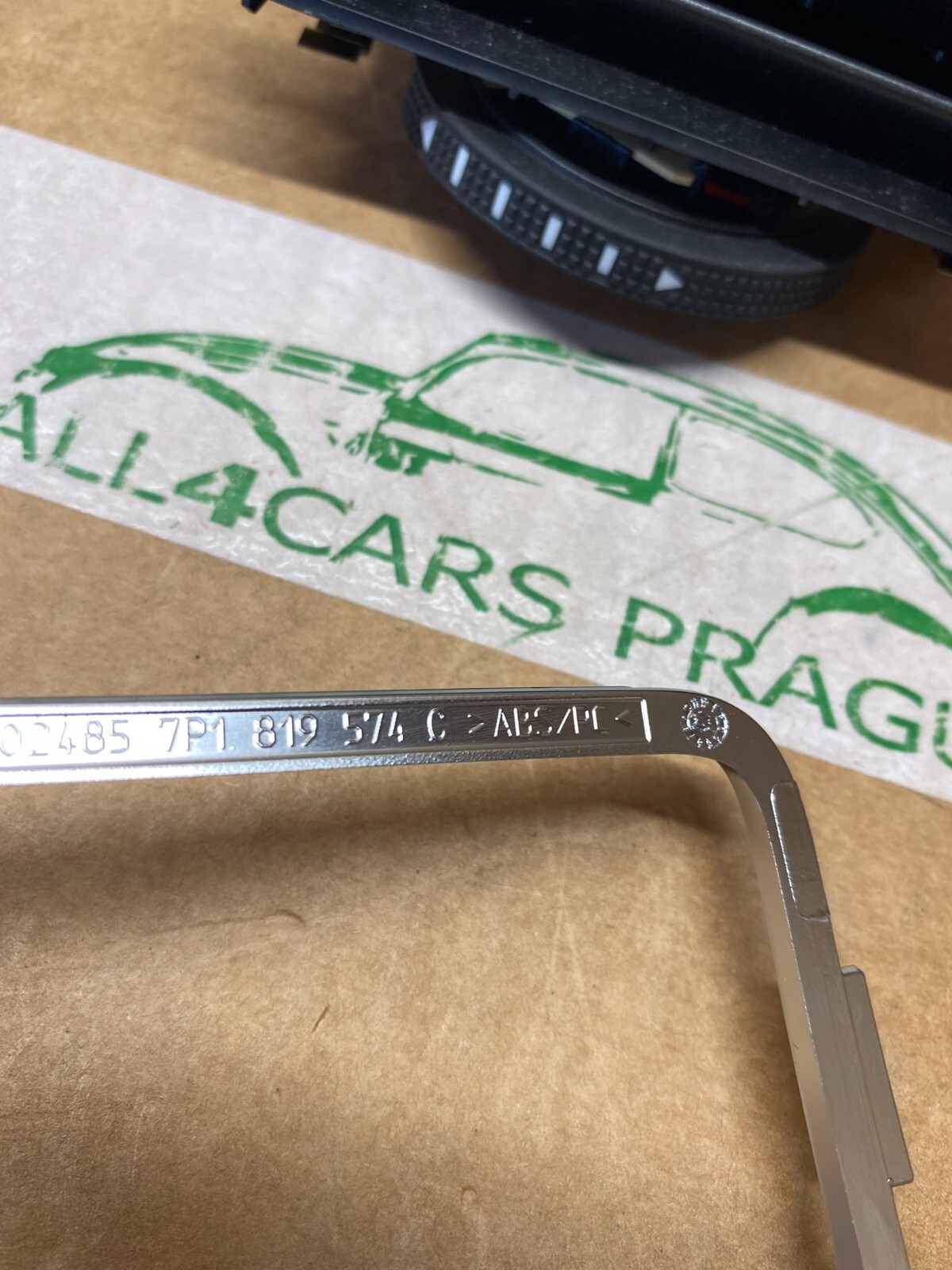 VW TOUAREG AUSSTRÖMER SCHWARZ MITTE RECHTS SATINSCHWARZ 7P1819704B UBN ORIG.NEU! - Obrázek 5