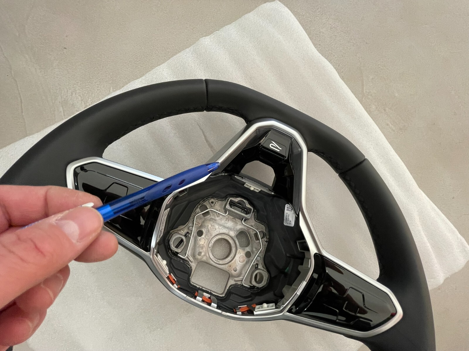 VW TOUAREG III CR7 SPORT LEDER LENKRAD R 760419089P - NUR 1971 KM STAND ORIG VW - Obrázek 15