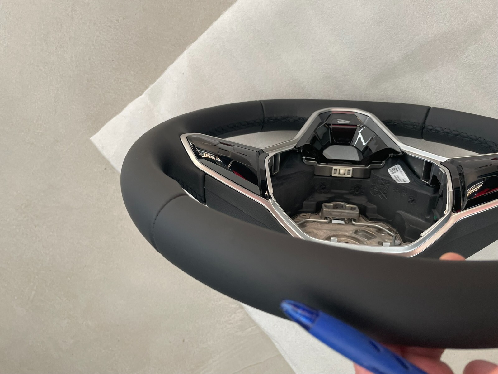 VW TOUAREG III CR7 SPORT LEDER LENKRAD R 760419089P - NUR 1971 KM STAND ORIG VW - Obrázek 17