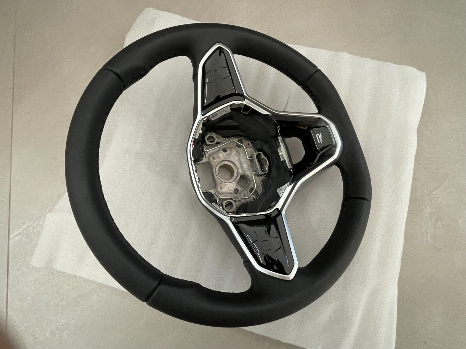 VW TOUAREG III CR7 SPORT LEDER LENKRAD R 760419089P - NUR 1971 KM STAND ORIG VW - Obrázek 6