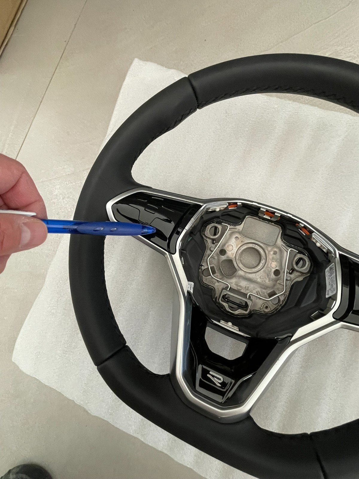 VW TOUAREG III CR7 SPORT LEDER LENKRAD R 760419089P - NUR 1971 KM STAND ORIG VW - Obrázek 8