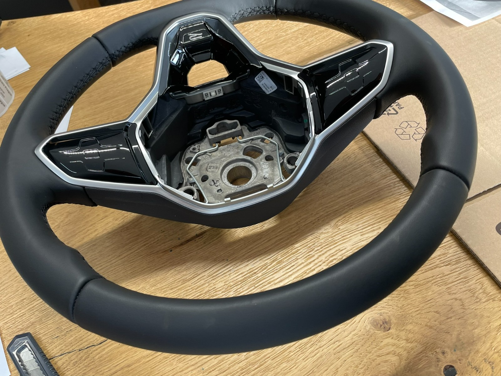VW TOUAREG III CR7 SPORT LEDER LENKRAD R 760419089P - NUR 4877 KM STAND ORIG VW - Obrázek 6