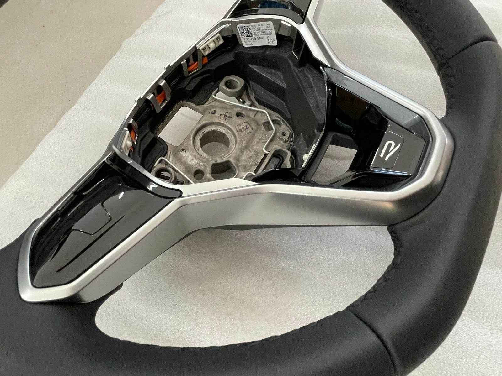 VW TOUAREG III CR7 SPORT LEDER LENKRAD R 760419089P - NUR 4877 KM STAND ORIG VW - Obrázek 9
