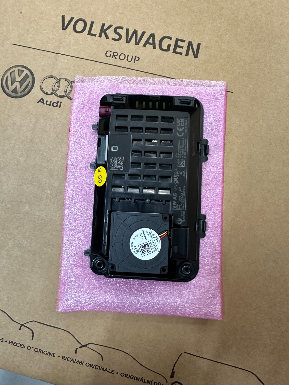3P0035502A VW PASSAT LADEGERÄT FÜR KABELLOSES HANDY 3P0035502A WIRELESS CHARGING