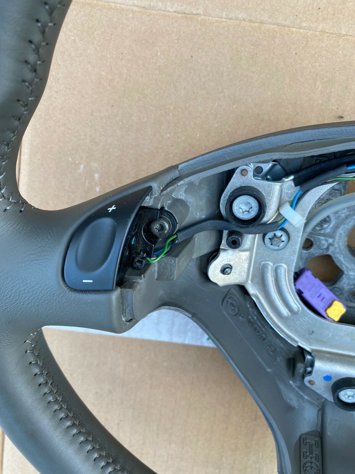 AUDI A4,A6,A8 LEDER LENKRAD SPORT 3 SPEICHEN PERFORIERT GRAU 8E0124A ORIGINAL - Obrázek 10