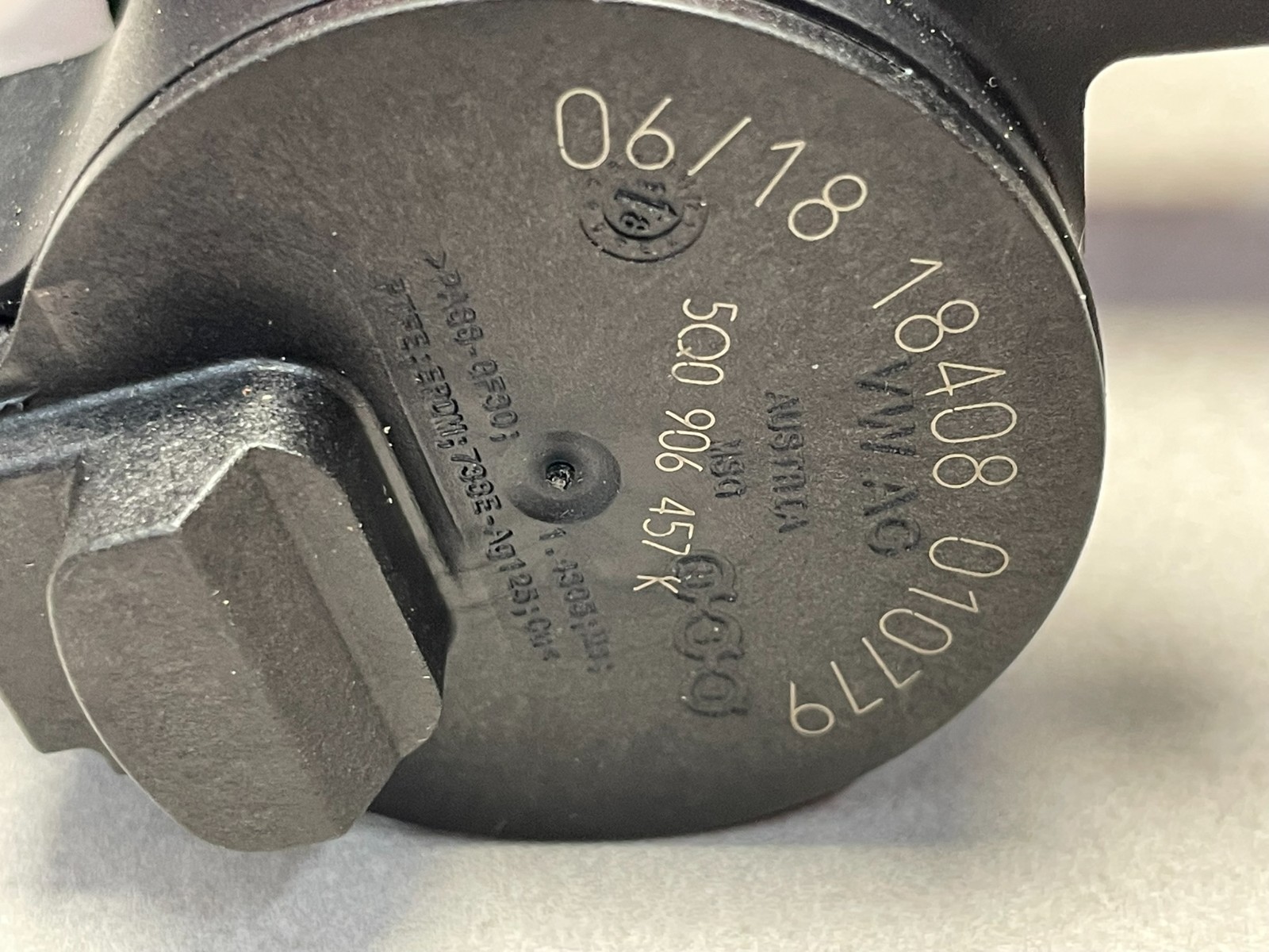 ŠKODA STEUER KÜHLMITTEL REGEL VENTIL 5Q0906457K NEU ORIG. ŠKODA TEIL 5Q0906457K - Obrázek 3