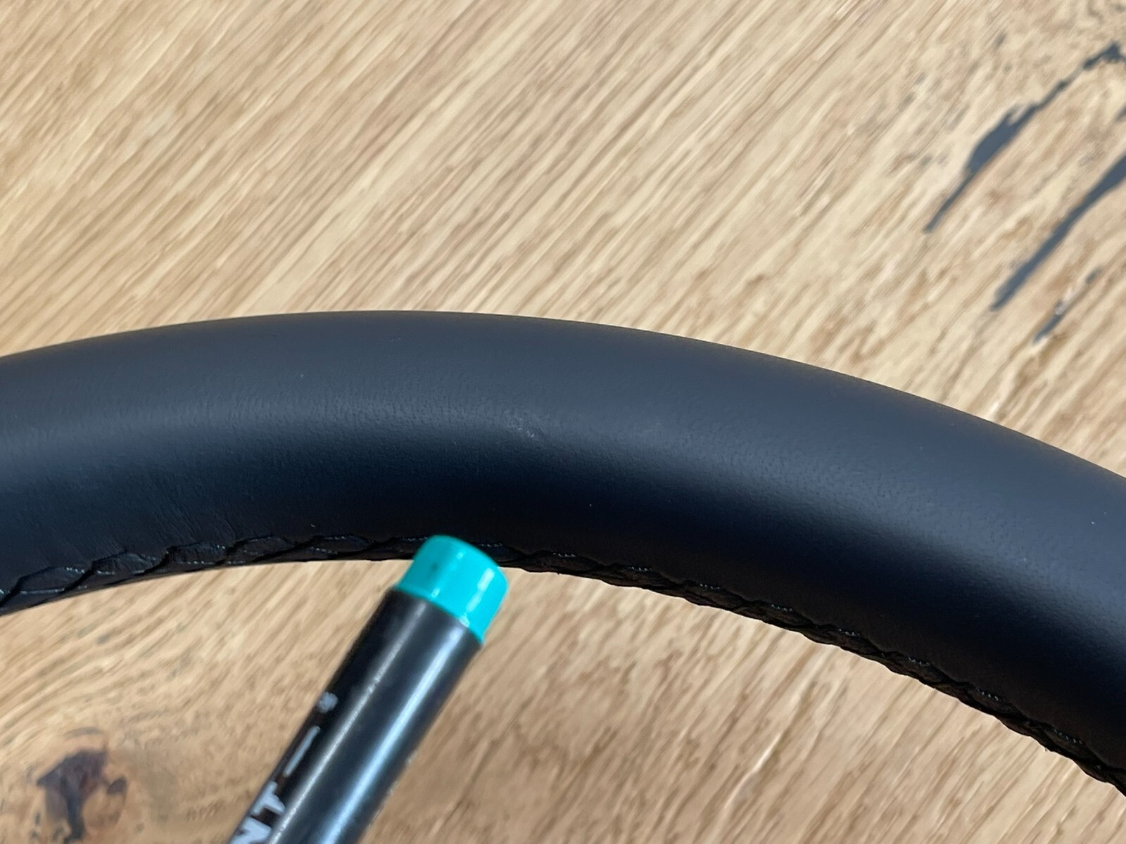 VW TOUAREG CR7 LENKRAD R LEDER SPORT MIT R GROSSEN PADELS 760419089Q FAST NEU - Obrázek 8