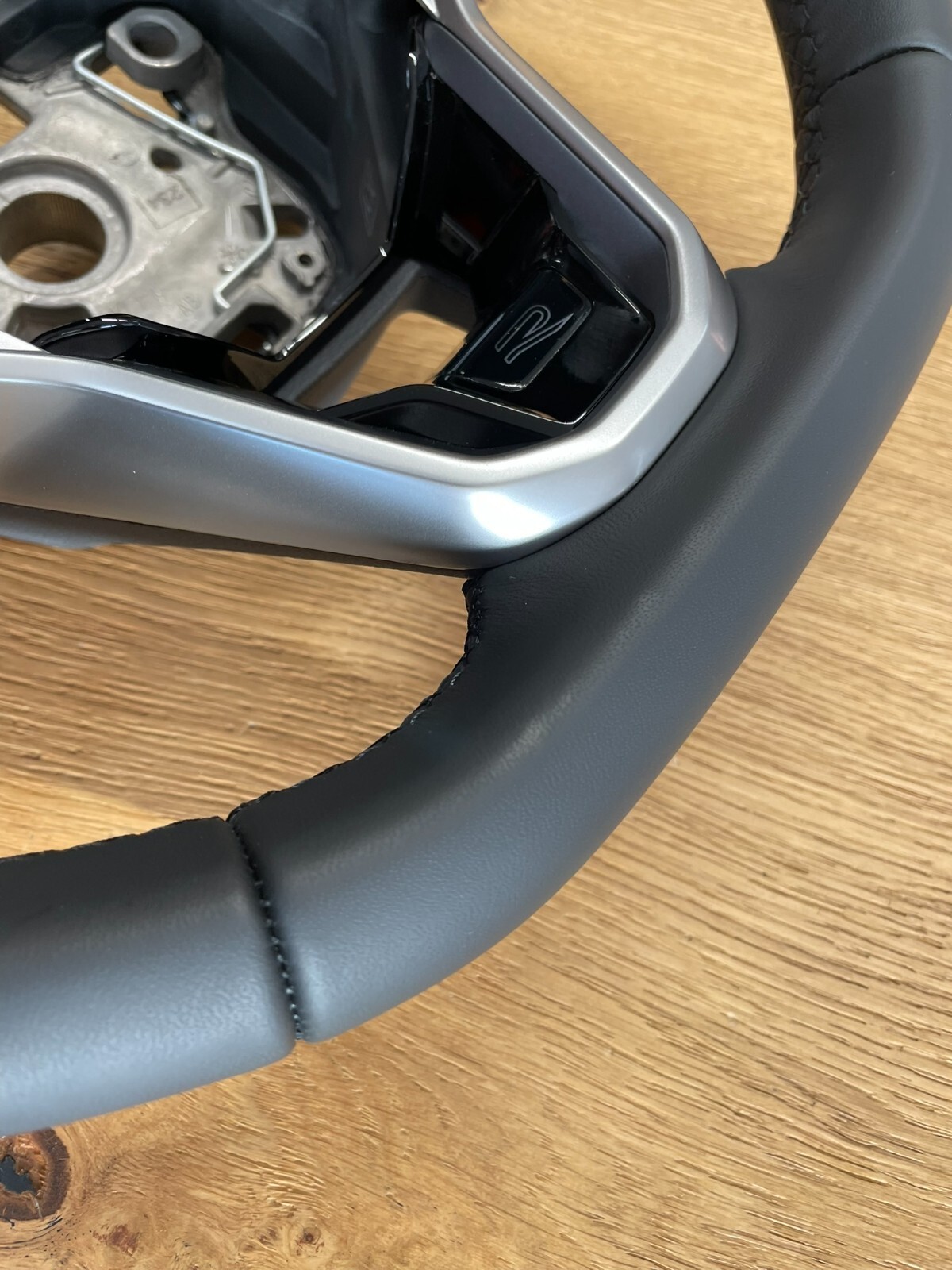 VW TOUAREG III CR7 SPORT LEDER LENKRAD R 760419089P - NUR 1577 KM STAND ORIG VW - Obrázek 14