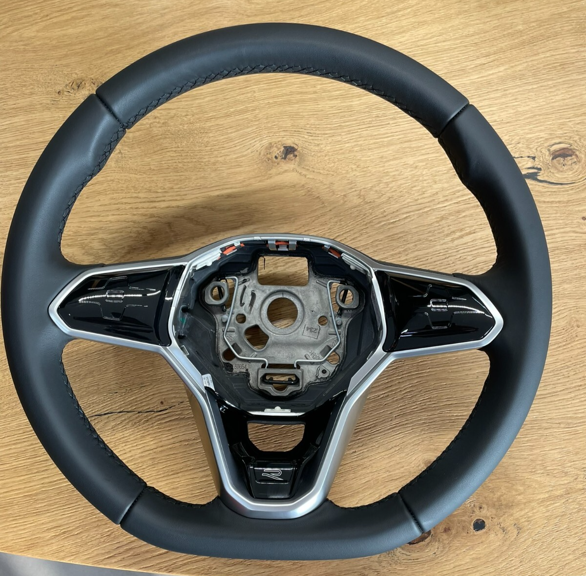 VW TOUAREG III CR7 SPORT LEDER LENKRAD R 760419089P - NUR 1577 KM STAND ORIG VW