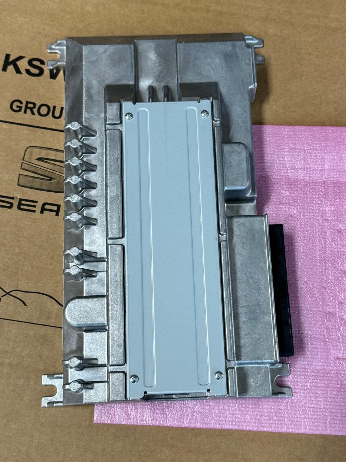 VW TOUAREG VERSTÄRKER DYNAUDIO SOUNDSYSTEM 3Q0035466E SOUNDSYSTEMVERSTÄRKER NEU - Obrázek 3