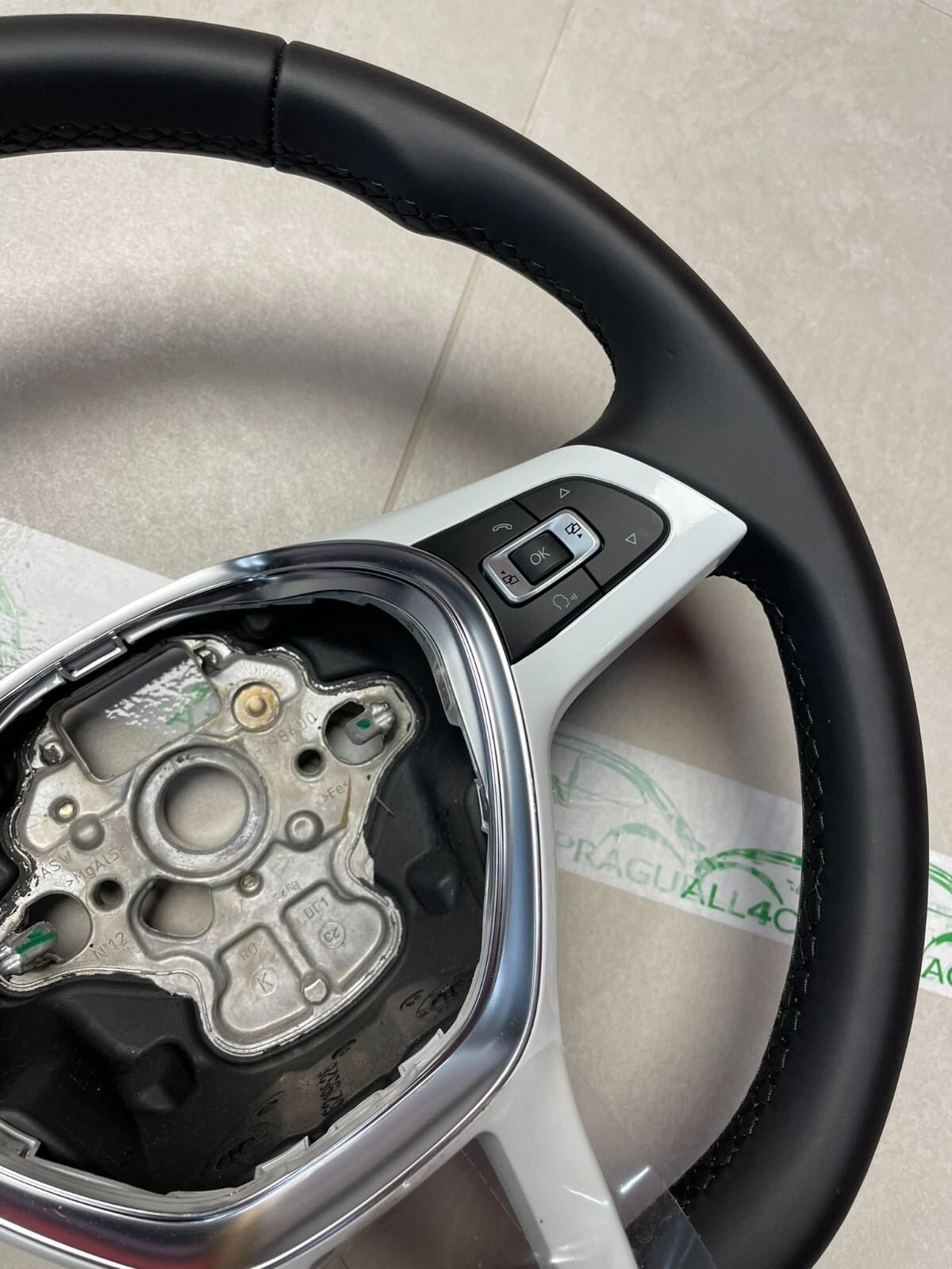 VW UP SPORT LENKRAD LEDER CHROM-SCHWARZ-WEISS 1S0419091AF Fast Neu Test Wagen.. - Obrázek 9