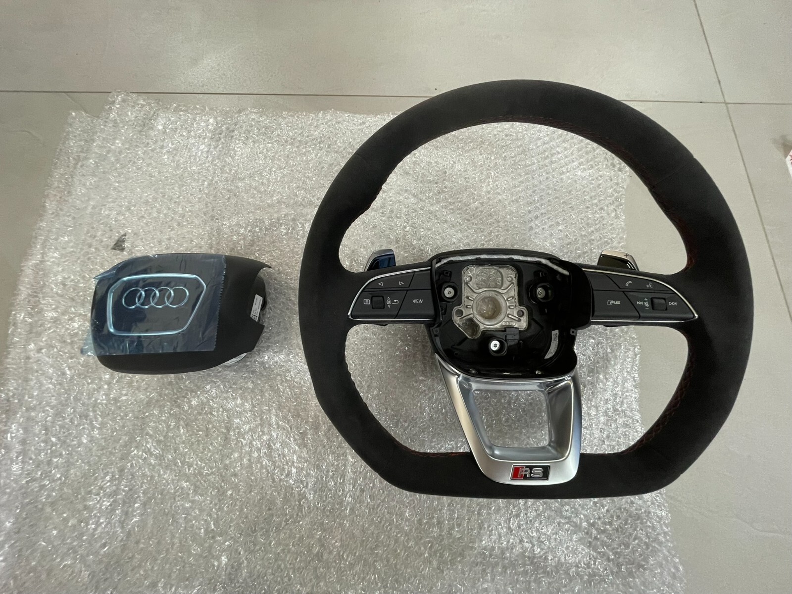 AUDI LENKRAD ALCANTARA RSQ8 4M Q8 Q7 SQ7 ABGEFLACHT WIPPEN ROTE NAHT 4M8419091AE - Obrázek 3