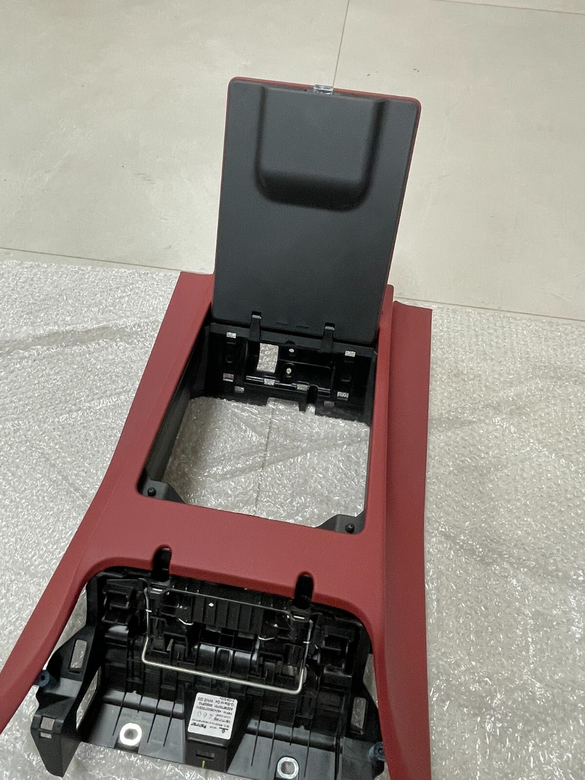 MERCEDES-BENZ S-KLASSE W223 V223 ABLAGEFACH A2239700701 KARMIN ROT DEM TEST CAR - Obrázek 14