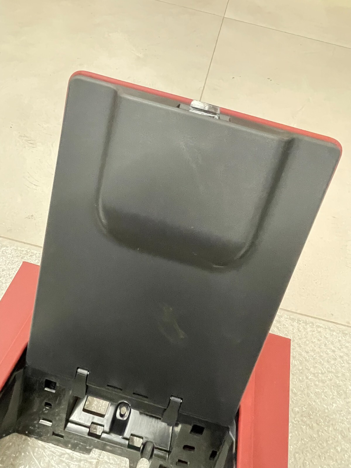 MERCEDES-BENZ S-KLASSE W223 V223 ABLAGEFACH A2239700701 KARMIN ROT DEM TEST CAR - Obrázek 15