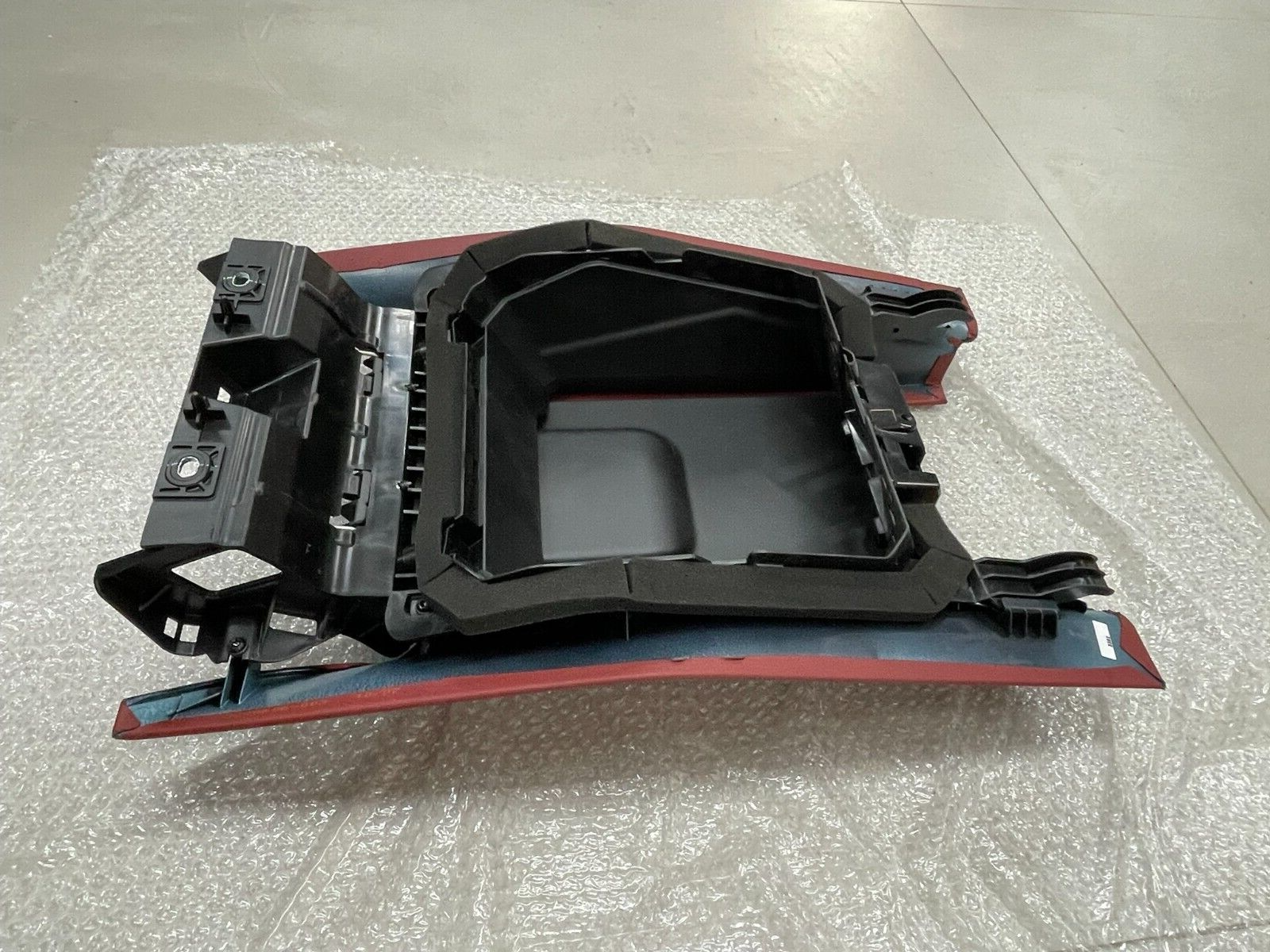 MERCEDES-BENZ S-KLASSE W223 V223 ABLAGEFACH A2239700701 KARMIN ROT DEM TEST CAR - Obrázek 17