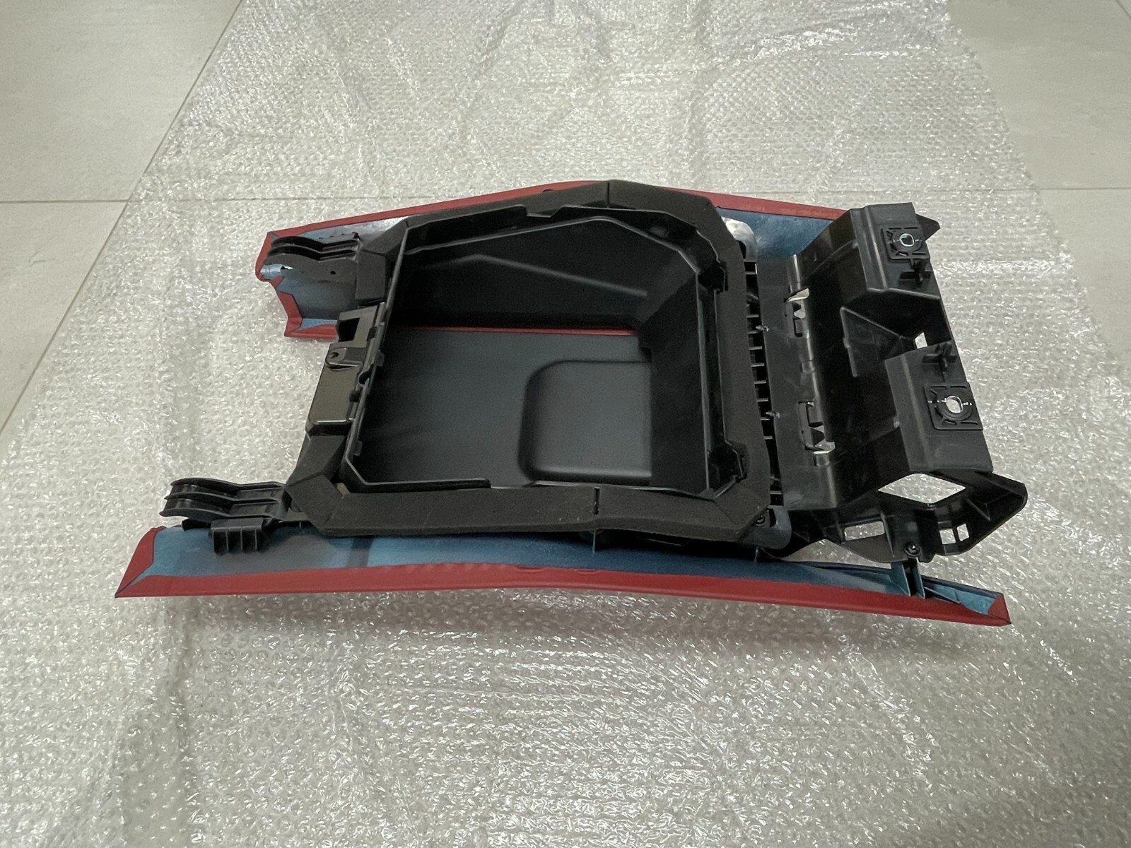 MERCEDES-BENZ S-KLASSE W223 V223 ABLAGEFACH A2239700701 KARMIN ROT DEM TEST CAR - Obrázek 18