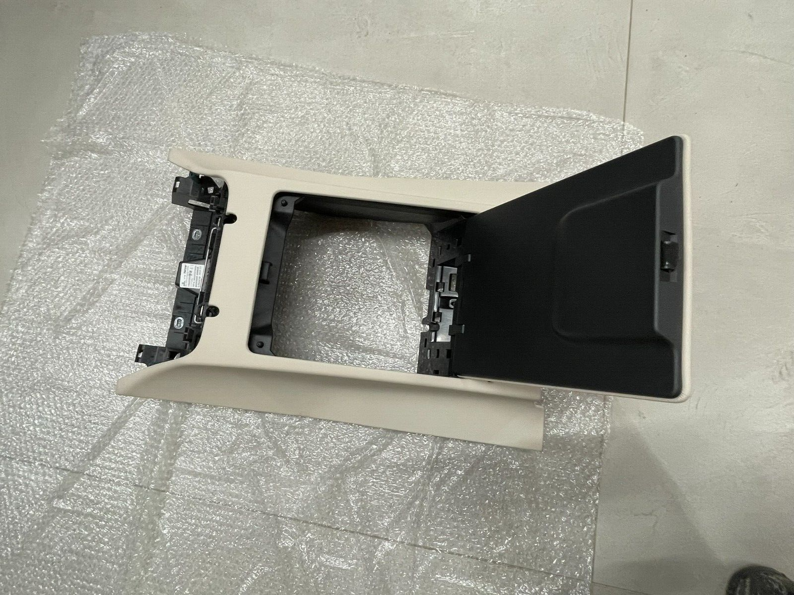 MERCEDES-BENZ S-KLASSE W223 V223 ABLAGEFACH A2239700701 MACCIATOBEIGE TEST WAGEN - Obrázek 13