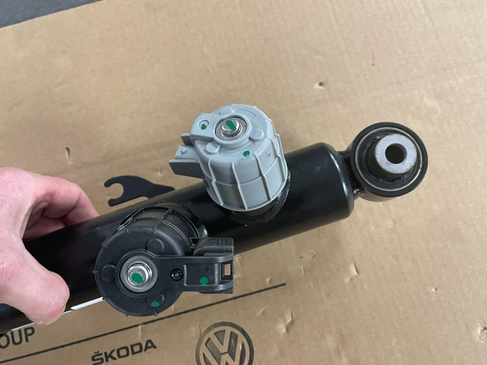 PORSCHE CAYENNE 9YA-2 STOSSDÄMPFER ELEKTRISCH HINTER RECHTS 9Y0513028F ORIG NEU - Obrázek 19