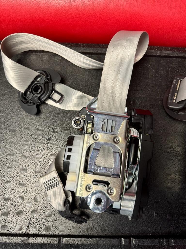 PORSCHE CAYENNE SICHERHEITS GURTEN SEATBELTS 9Y0857705L -9Y0857706L L+R ORIG NEW - Obrázek 3