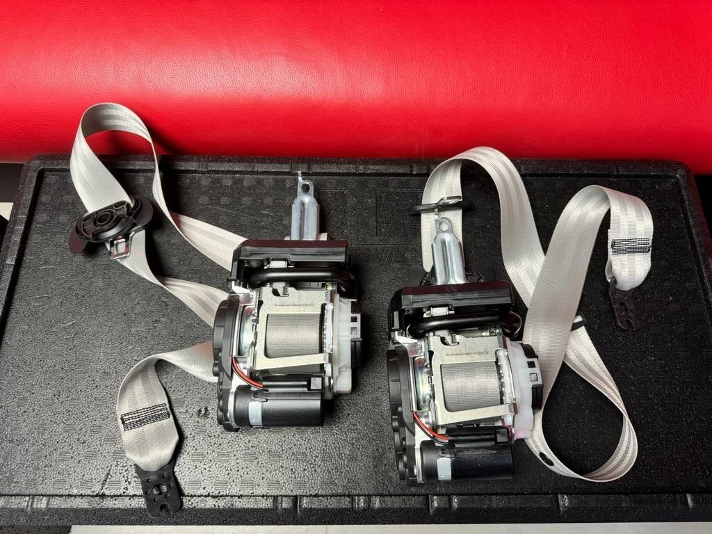 PORSCHE CAYENNE SICHERHEITS GURTEN SEATBELTS 9Y0857705L -9Y0857706L L+R ORIG NEW