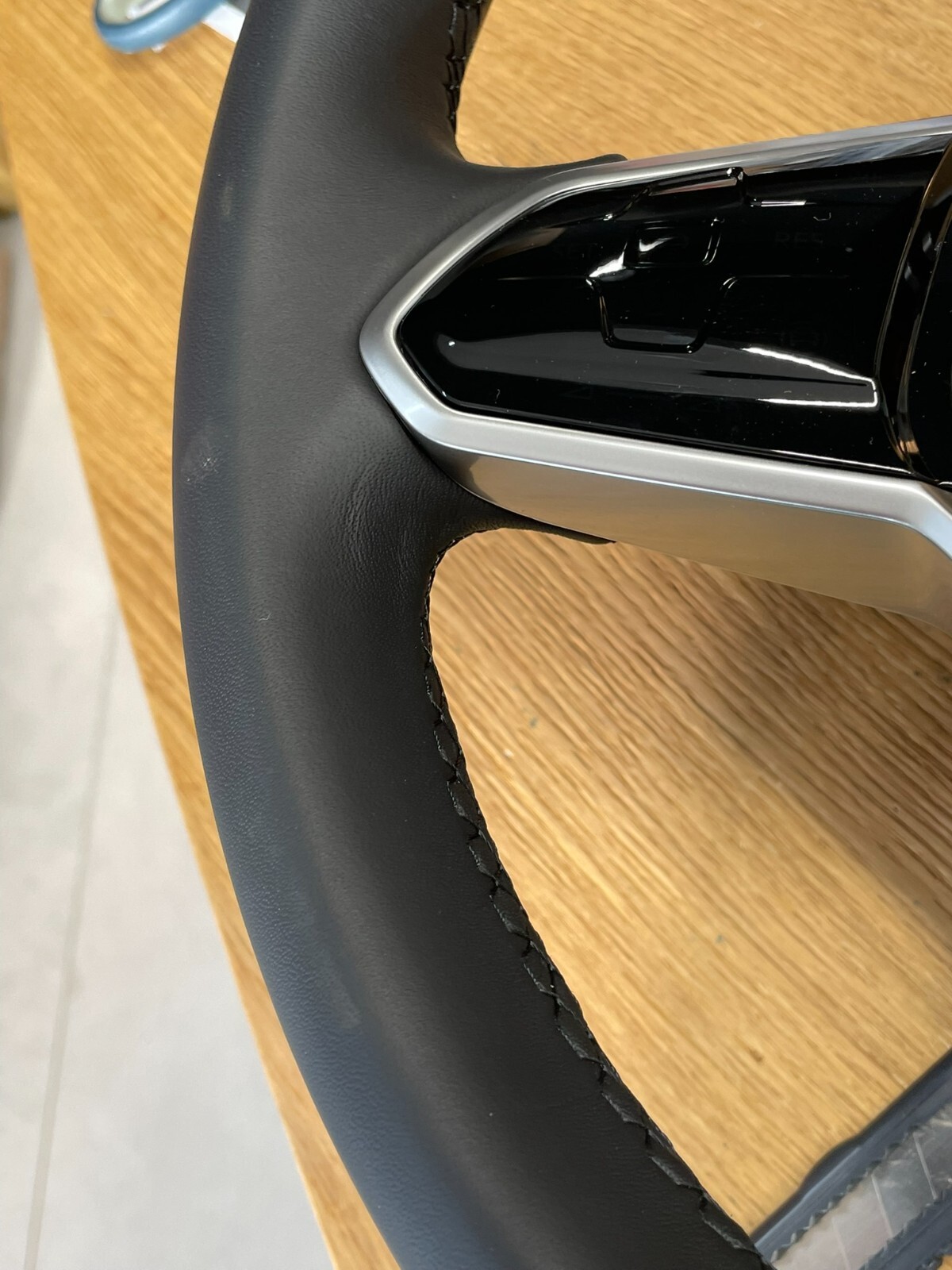 VW TOUAREG III CR7 SPORT LEDER LENKRAD R 760419089P - NUR 4877 KM STAND ORIG VW - Obrázek 12