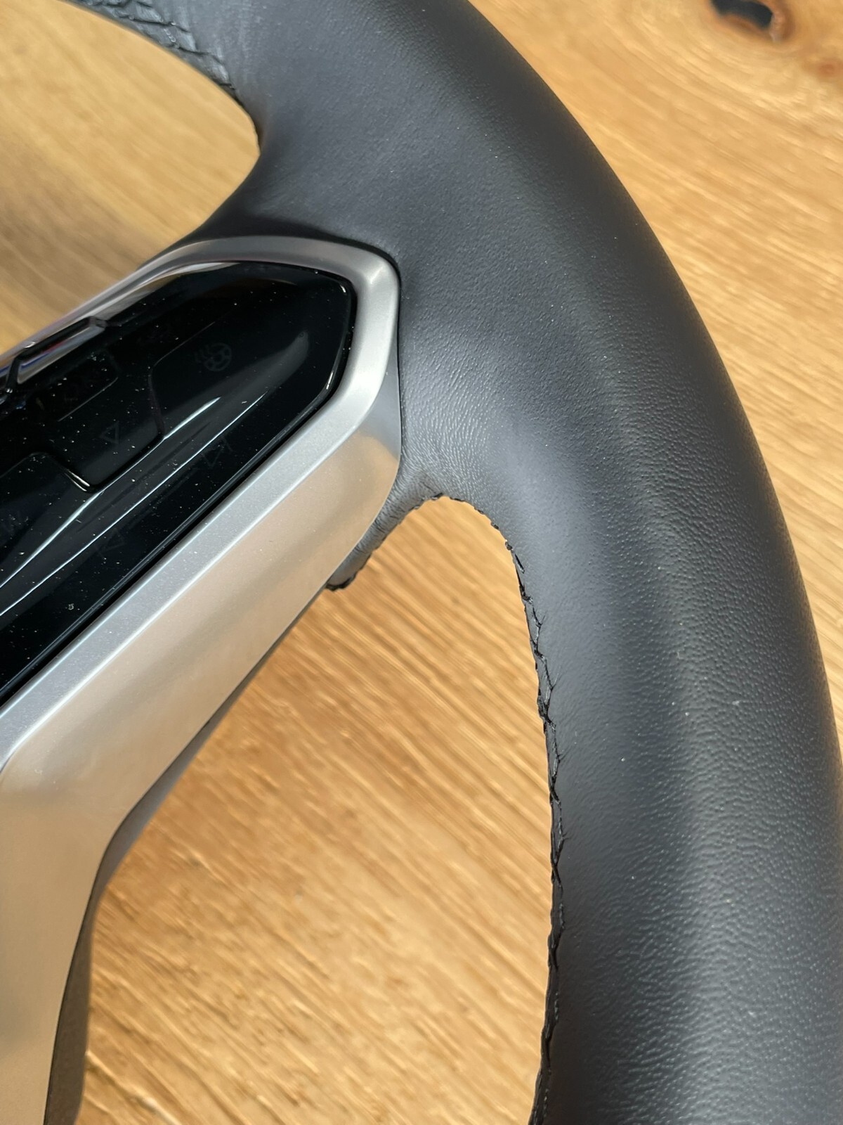 VW TOUAREG III CR7 SPORT LEDER LENKRAD R 760419089P - NUR 4877 KM STAND ORIG VW - Obrázek 8