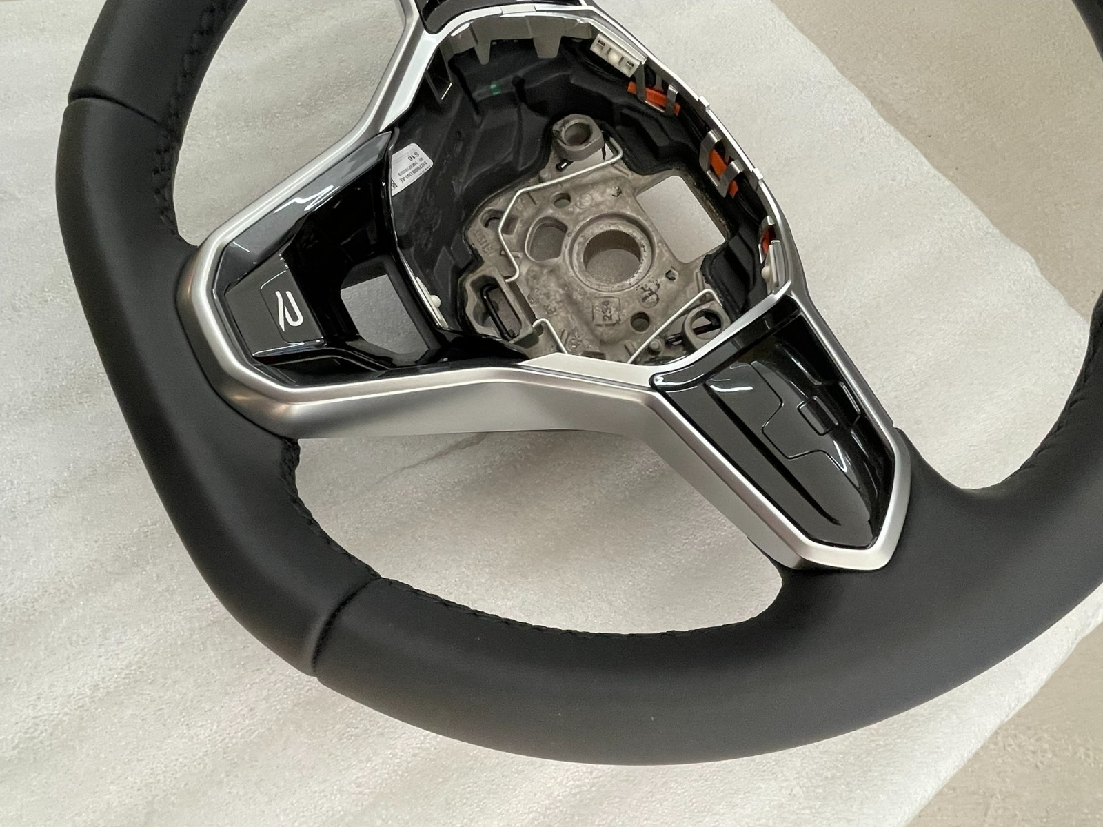 VW TOUAREG III CR7 SPORT LEDER LENKRAD R 760419089P - NUR 4877 KM STAND ORIG VW - Obrázek 10