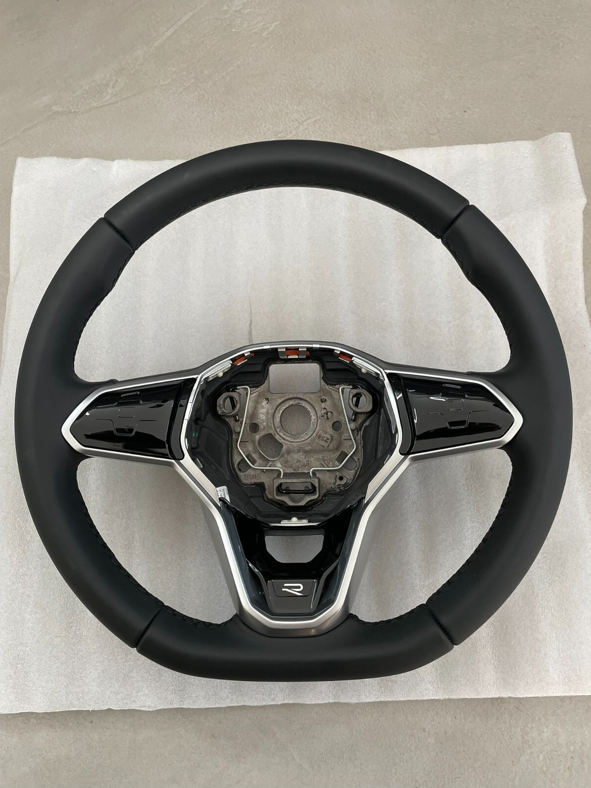 VW TOUAREG III CR7 SPORT LEDER LENKRAD R 760419089P - NUR 4877 KM STAND ORIG VW