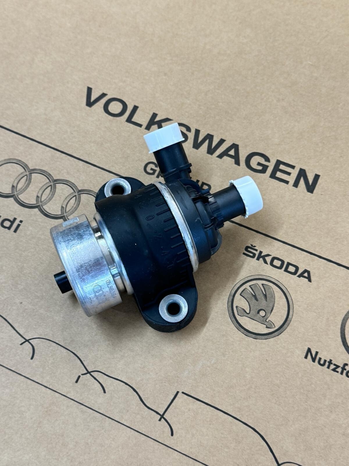 05L 965 567 A AUDI A4,A5,A6,A7,Q5 WASSERPUMPE ZUSATZ WASSERPUMPE 05L965567A NEU! - Obrázek 11