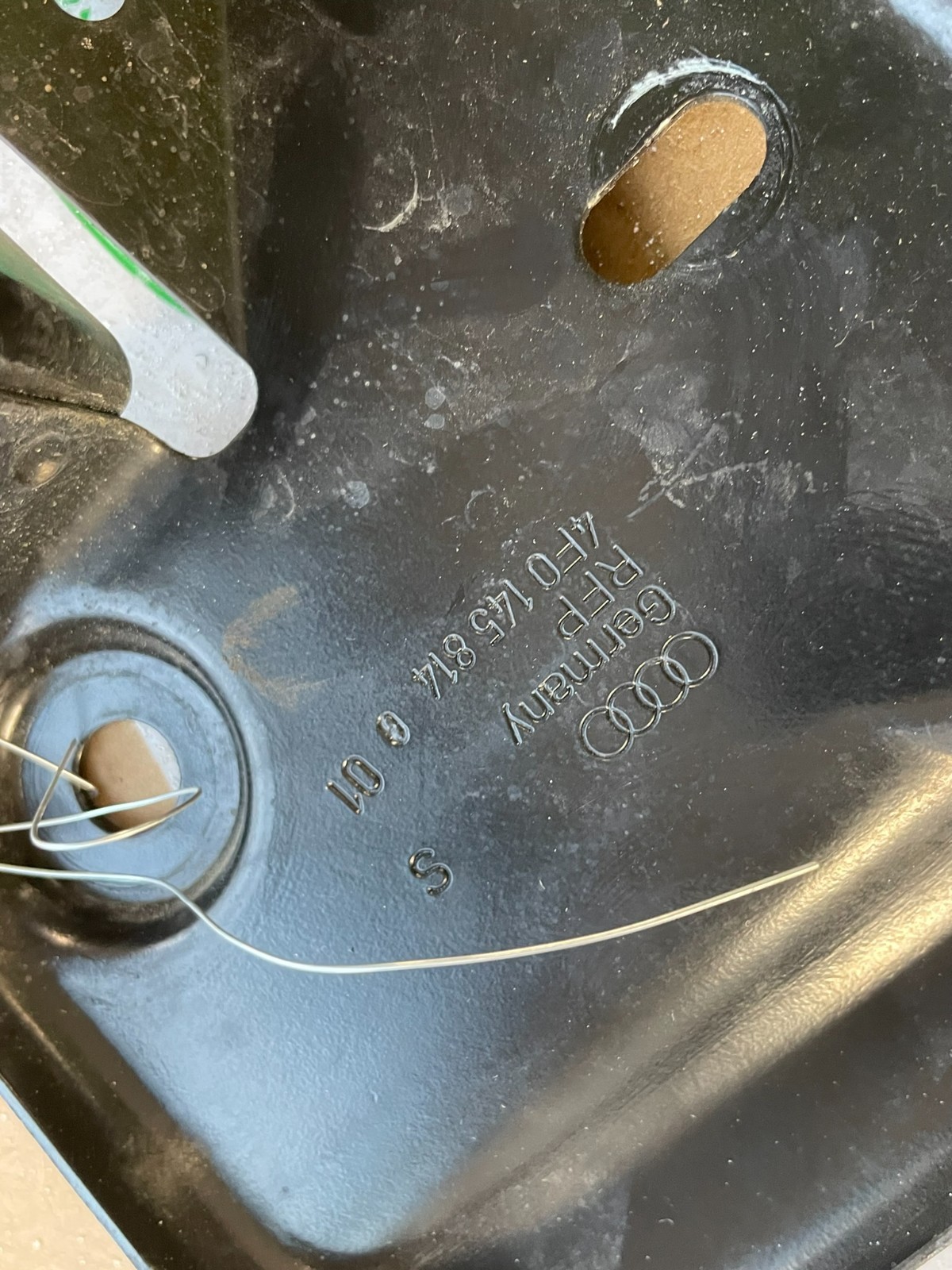 AUDI A6 3.0 TDI HALTER LADELUFTKÜHLER VORNE RECHTS 4F0145814G ORIGINAL AUDI TEIL - Obrázek 3