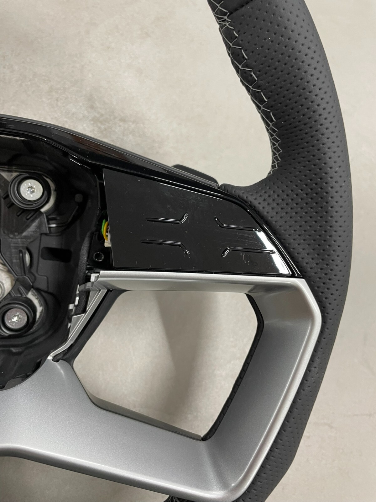 AUDI Q4 Q5 Q6 AUDI LEDER LENKRAD GELOCHT ABGEFLACHT PADELS 8B3419091F NEU ORIG - Obrázek 4