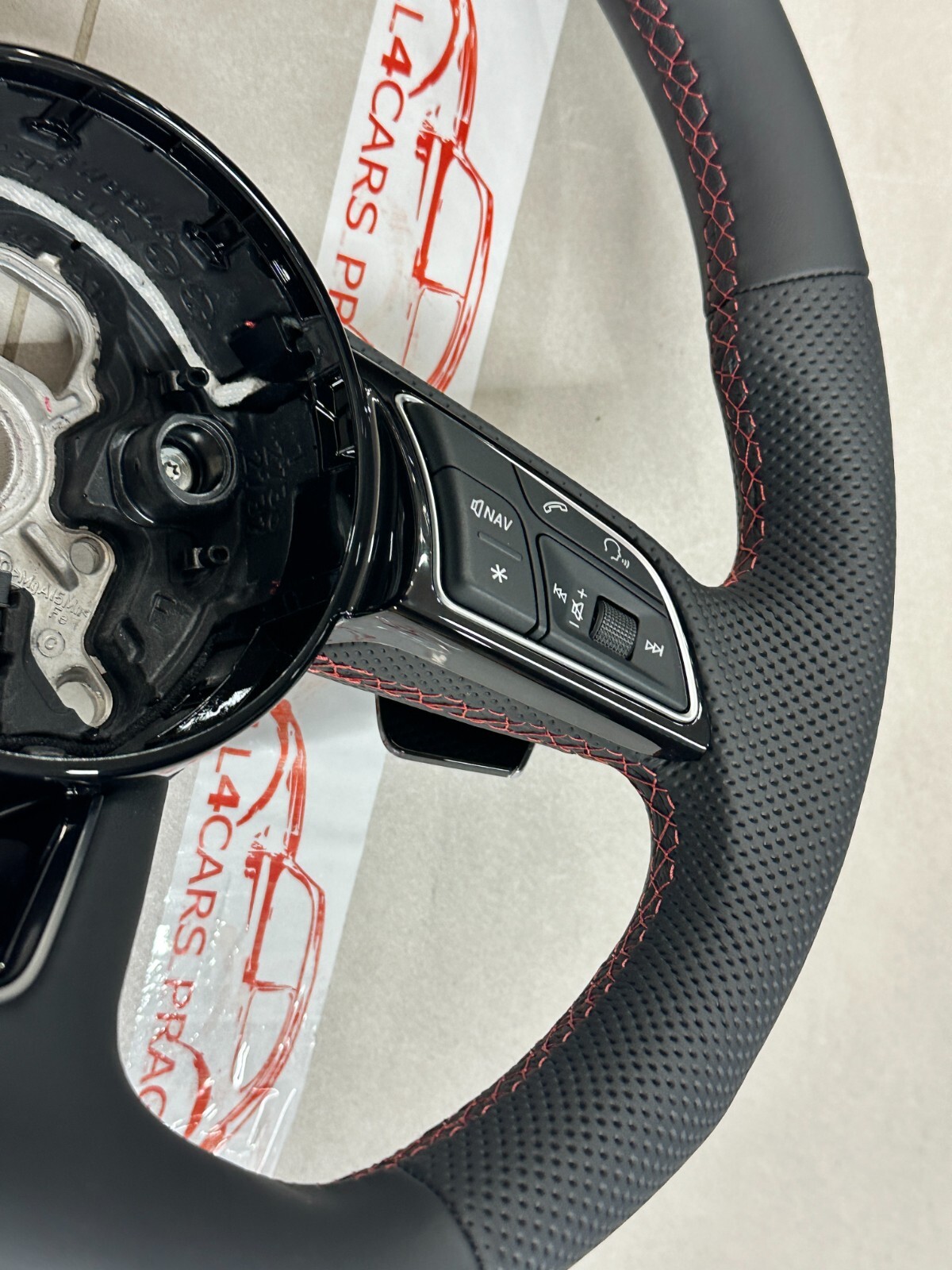 AUDI S4 S5 8W SPORT LEDER LENKRAD ABGEFLACHT GELOCHT MIT PADELS 8W0419091GF NEU - Obrázek 6