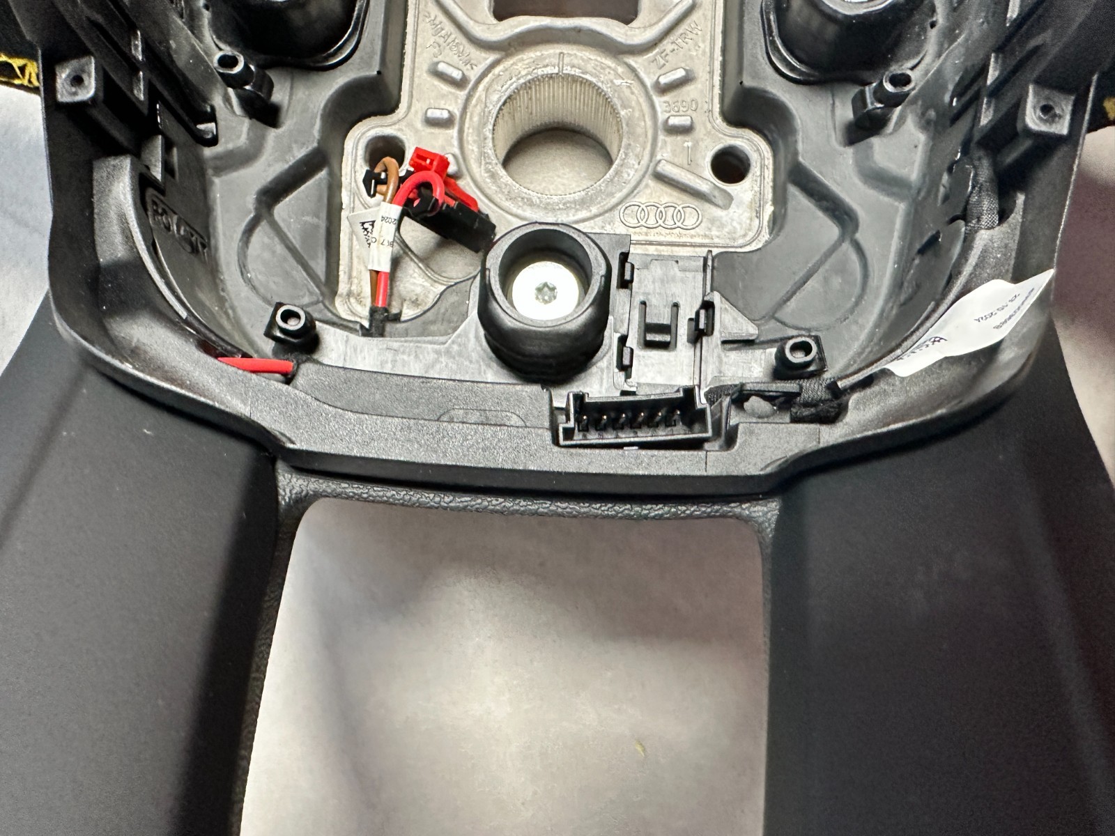 LAMBORGHINI URUS SPORT LENKRAD ALCANTARA ABGEFLACHT GELOCHT GELB NAHT BEHEIZT - Obrázek 13