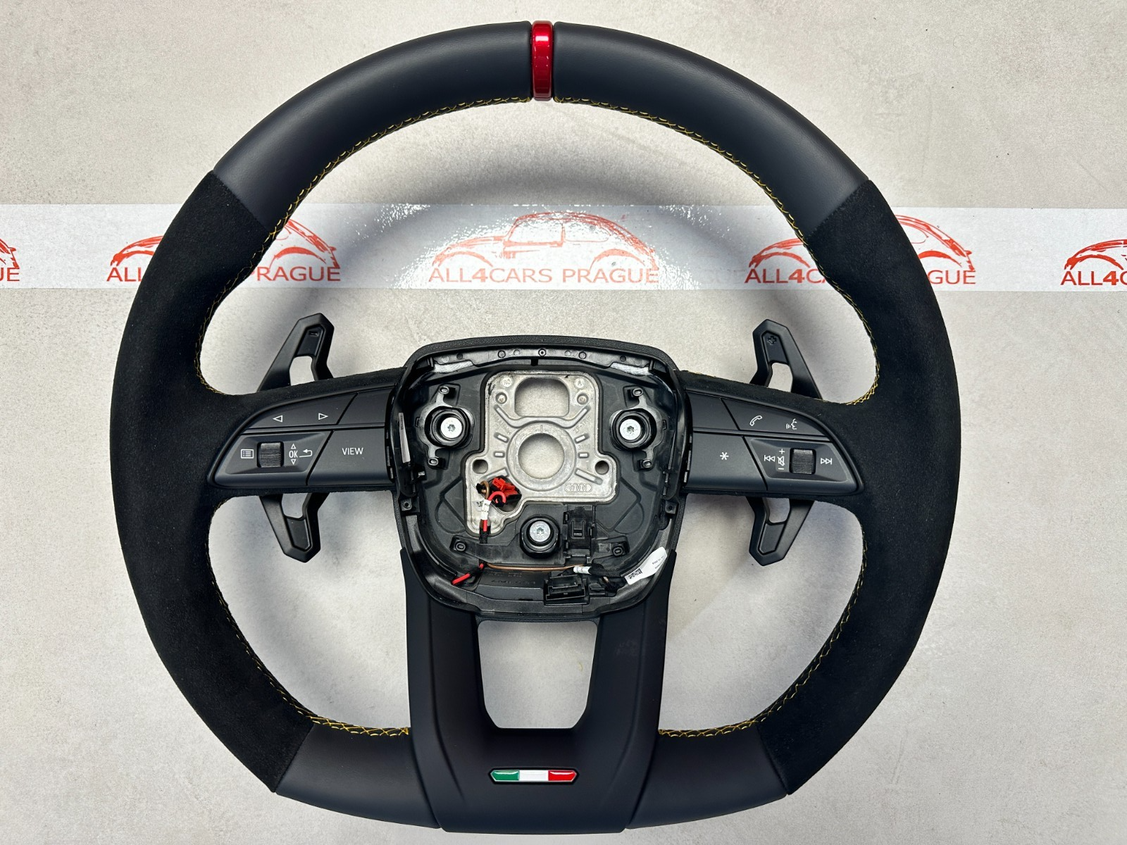 LAMBORGHINI URUS SPORT LENKRAD ALCANTARA ABGEFLACHT GELOCHT GELB NAHT BEHEIZT