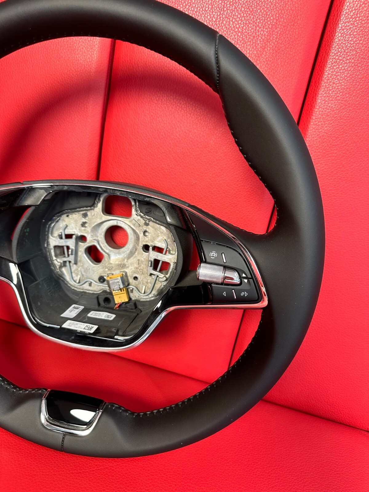SKODA LENKRAD SPORT LENKRAD MIT MULTIFUNKTIONSLENKRAD SKODA STEERING WHEEL - Obrázek 3
