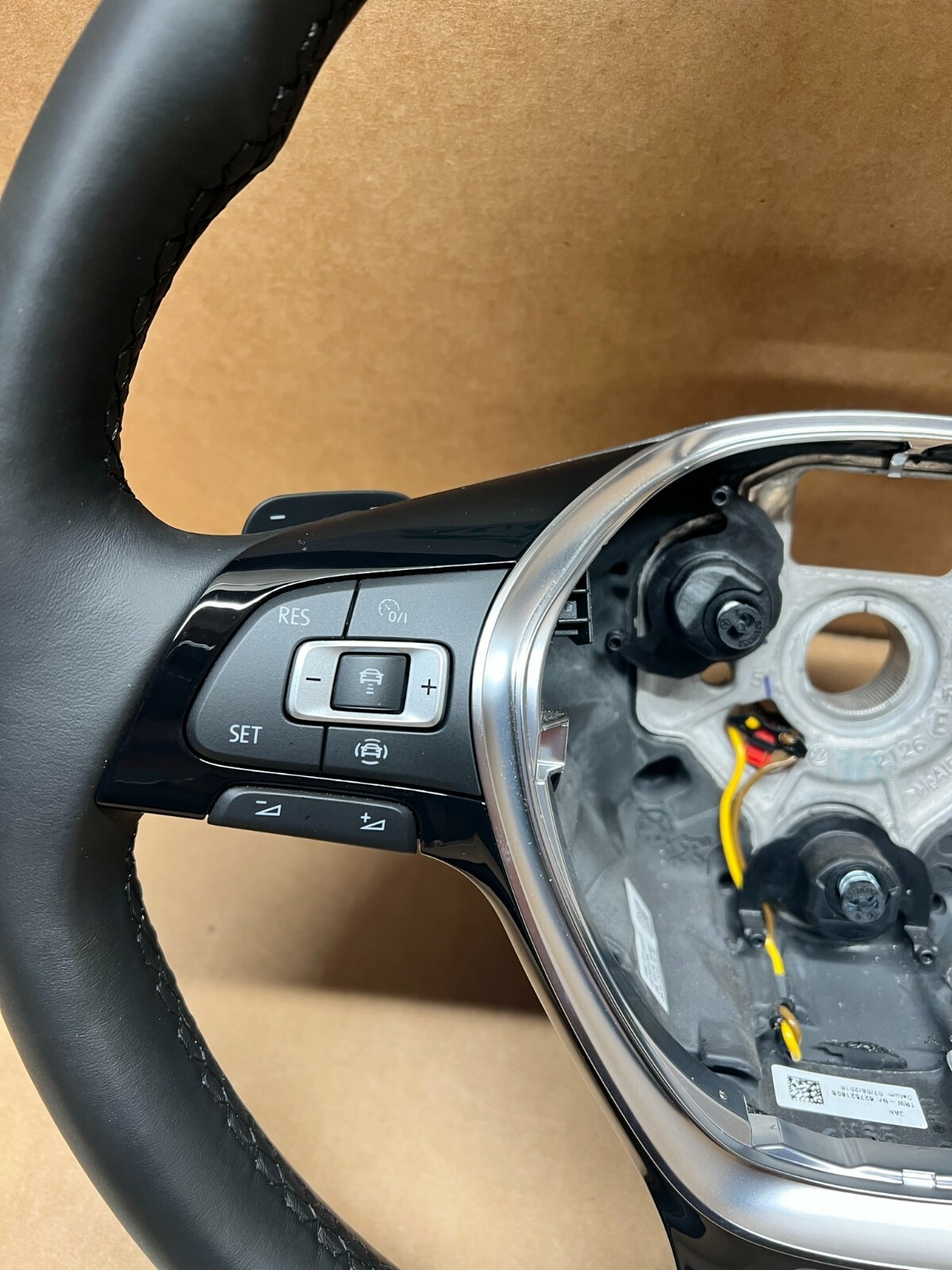 VW TIGUAN GOLF PASSAT SPORT LENKRAD LEDER BEHEIZBAR ZUSTAND 95km 5TA419091AQ ORG - Obrázek 7