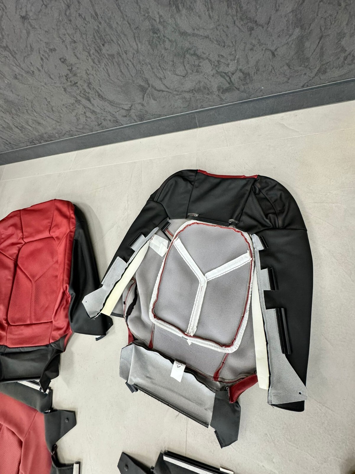 VW TOUAREG 7P SITZBEZUG ROT LEDER SPORT SITZ BETZUGEN SITZEN VORN ORIG.NEU TEIL - Obrázek 11