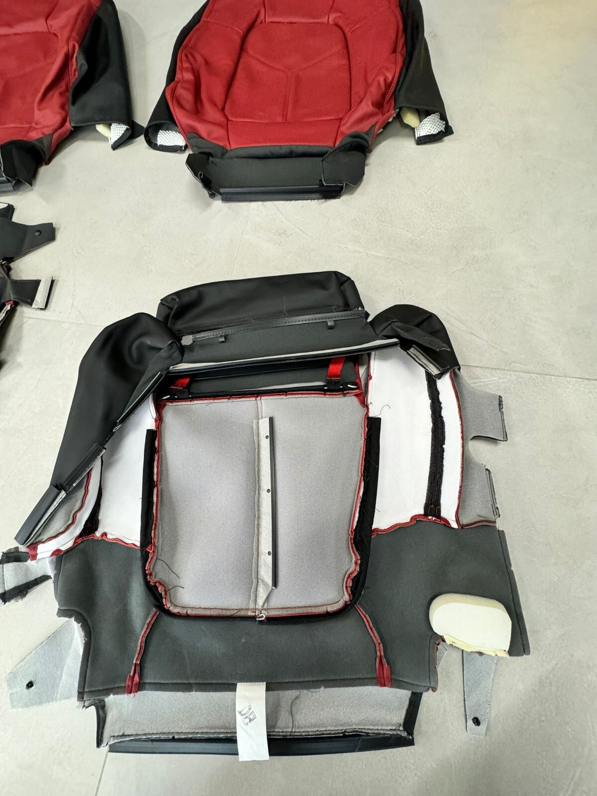 VW TOUAREG 7P SITZBEZUG ROT LEDER SPORT SITZ BETZUGEN SITZEN VORN ORIG.NEU TEIL - Obrázek 12