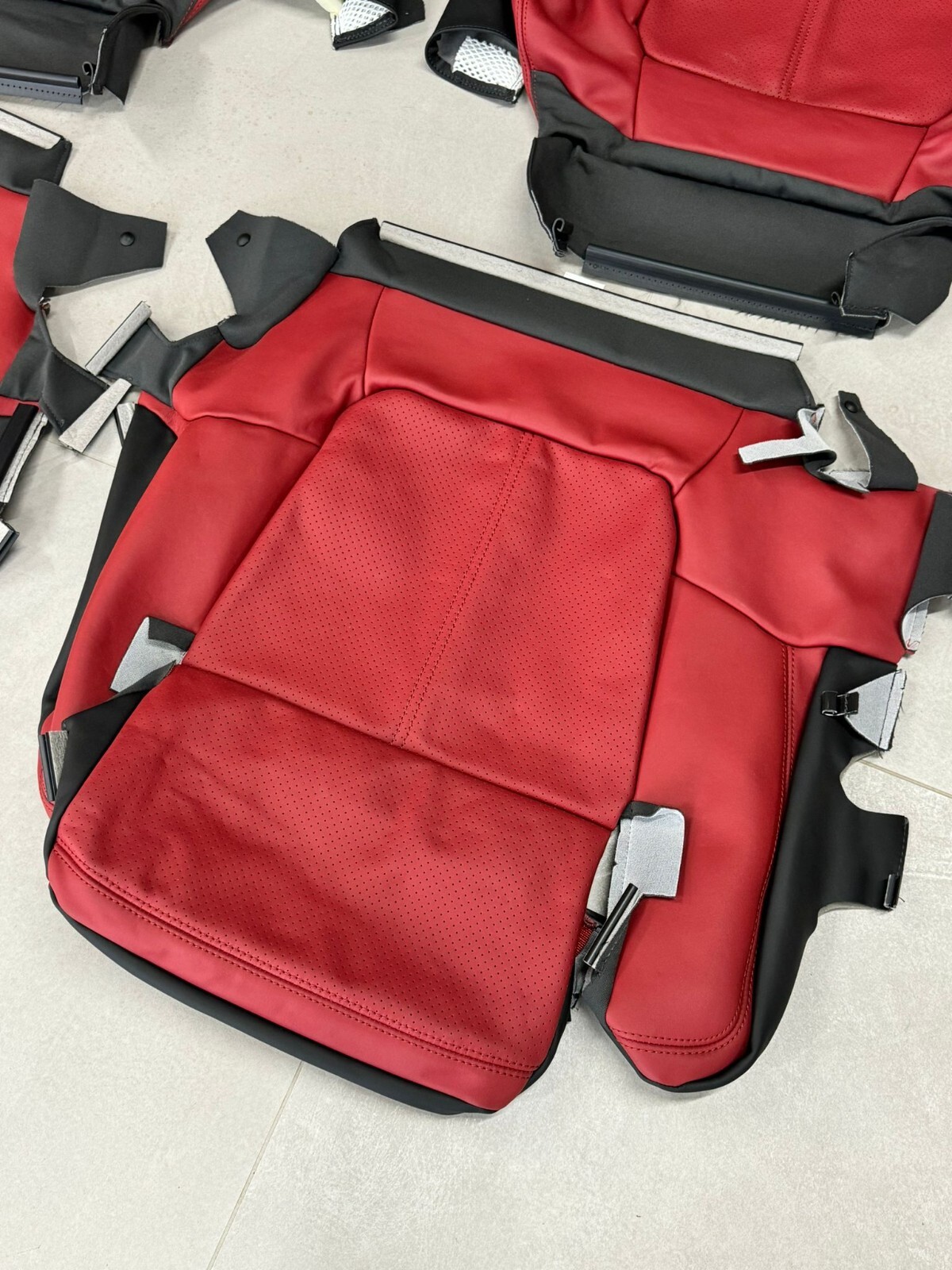 VW TOUAREG 7P SITZBEZUG ROT LEDER SPORT SITZ BETZUGEN SITZEN VORN ORIG.NEU TEIL - Obrázek 4