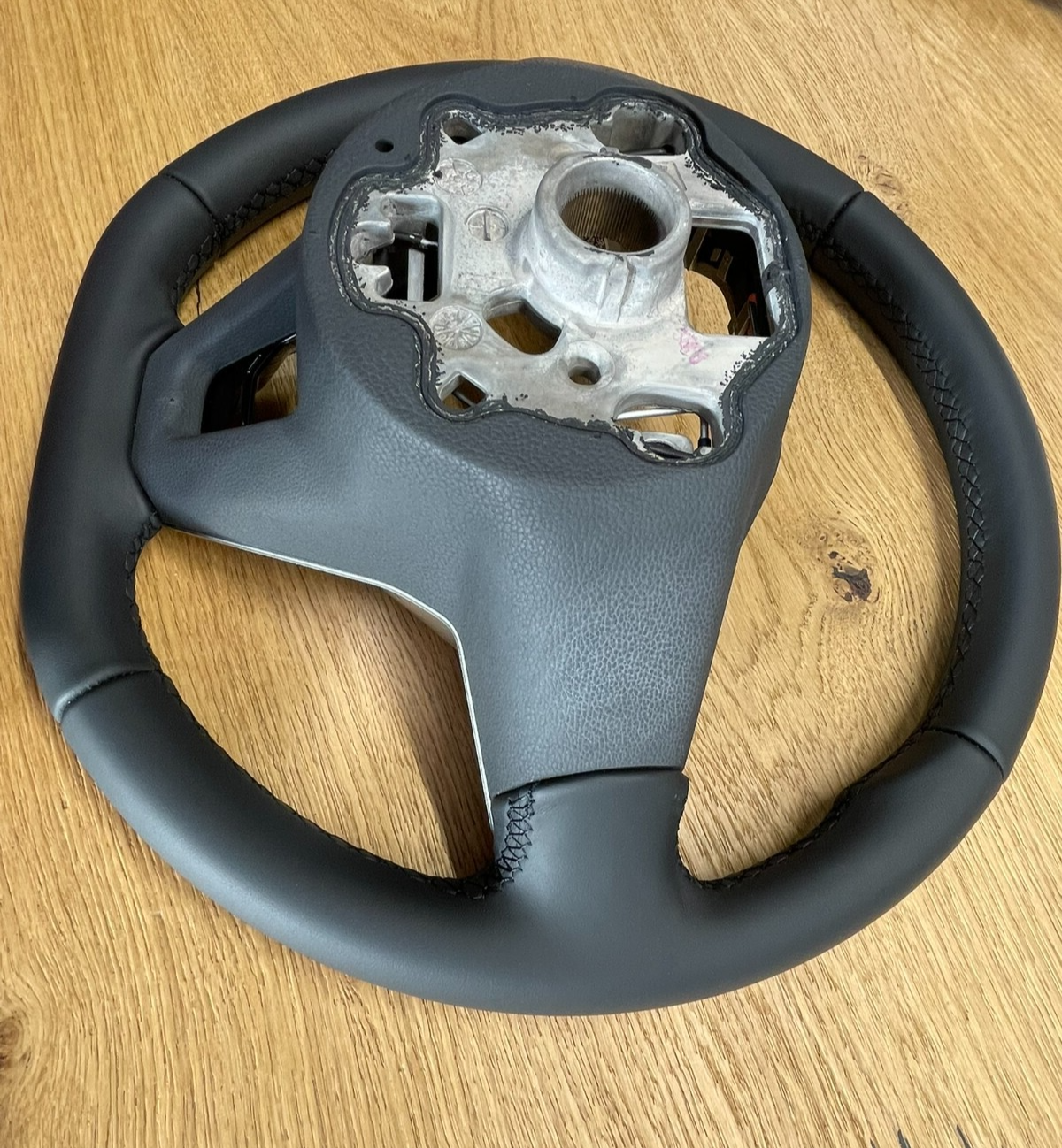 VW TOUAREG III CR7 SPORT LEDER LENKRAD R 760419089P - NUR 1378 KM STAND ORIG VW - Obrázek 22