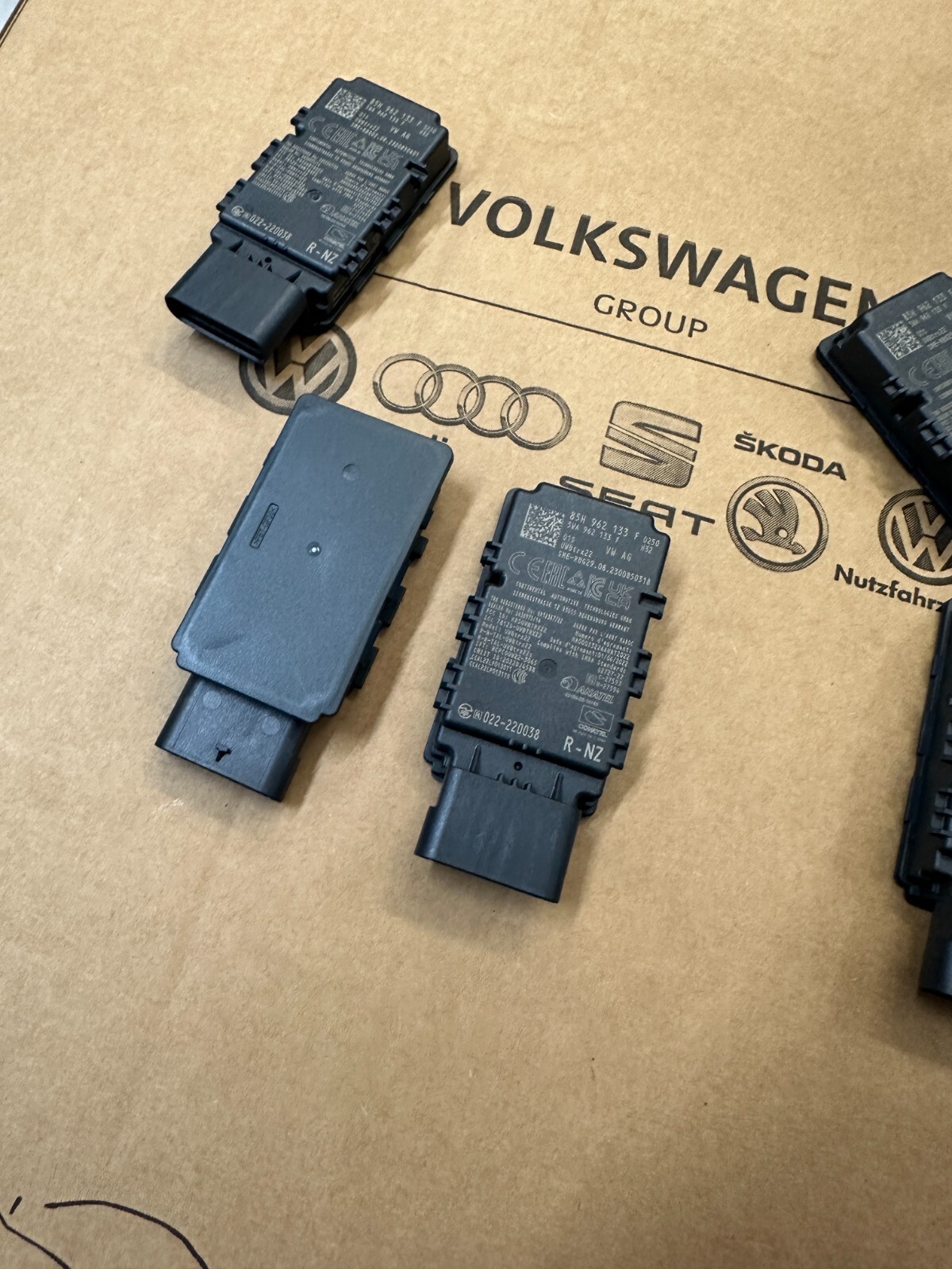 85H962133F AUDI VW SKODA SEAT ANTENNENVERSTÄRKER 85H962133F - Obrázek 9