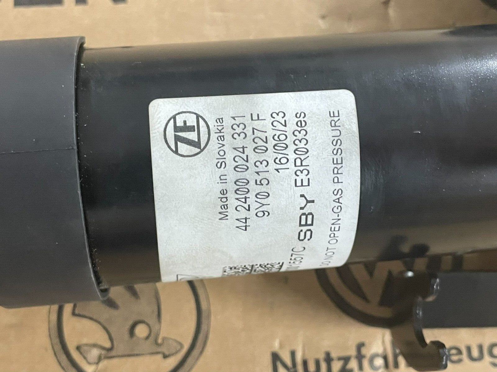 PORSCHE CAYENNE 9YA-2 STOSSDÄMPFER ELEKTRISCH HINTERACHSE LINKS 9Y0513027F NEU - Obrázek 3