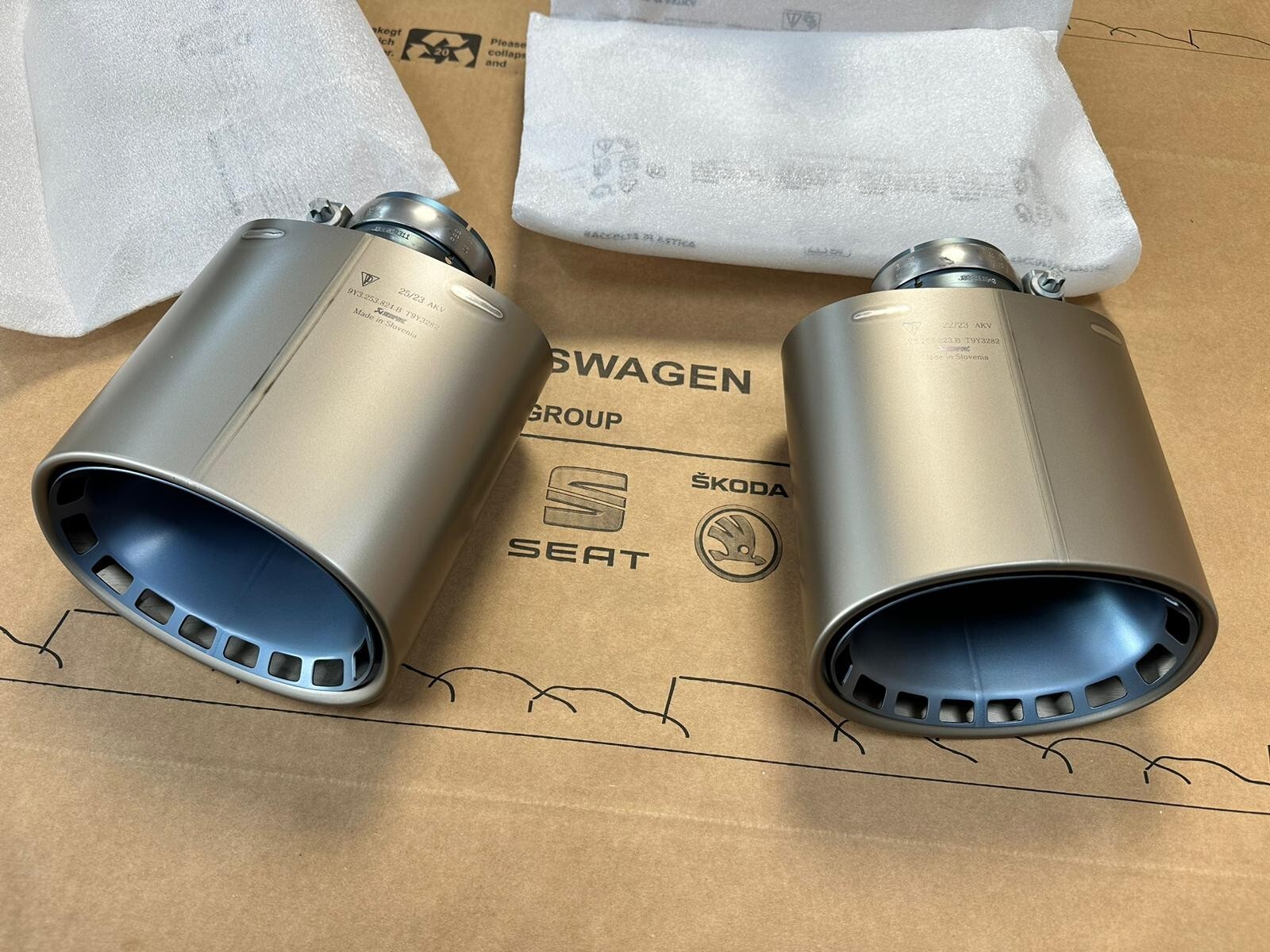 PORSCHE CAYENNE AUSPUFF ENDROHR TITAN AKRAPOVIC 9Y3253823B 9Y3253824B ORIG NEU!! - Obrázek 11