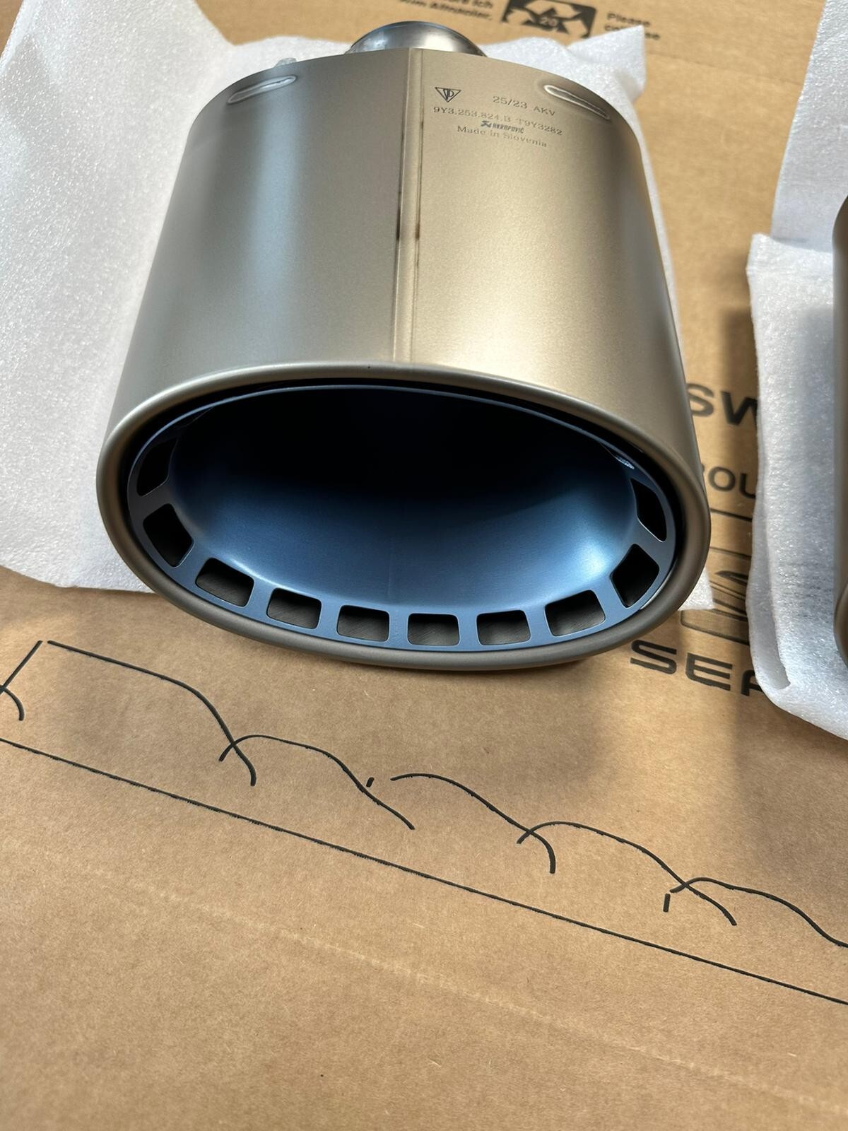 PORSCHE CAYENNE AUSPUFF ENDROHR TITAN AKRAPOVIC 9Y3253823B 9Y3253824B ORIG NEU!! - Obrázek 12